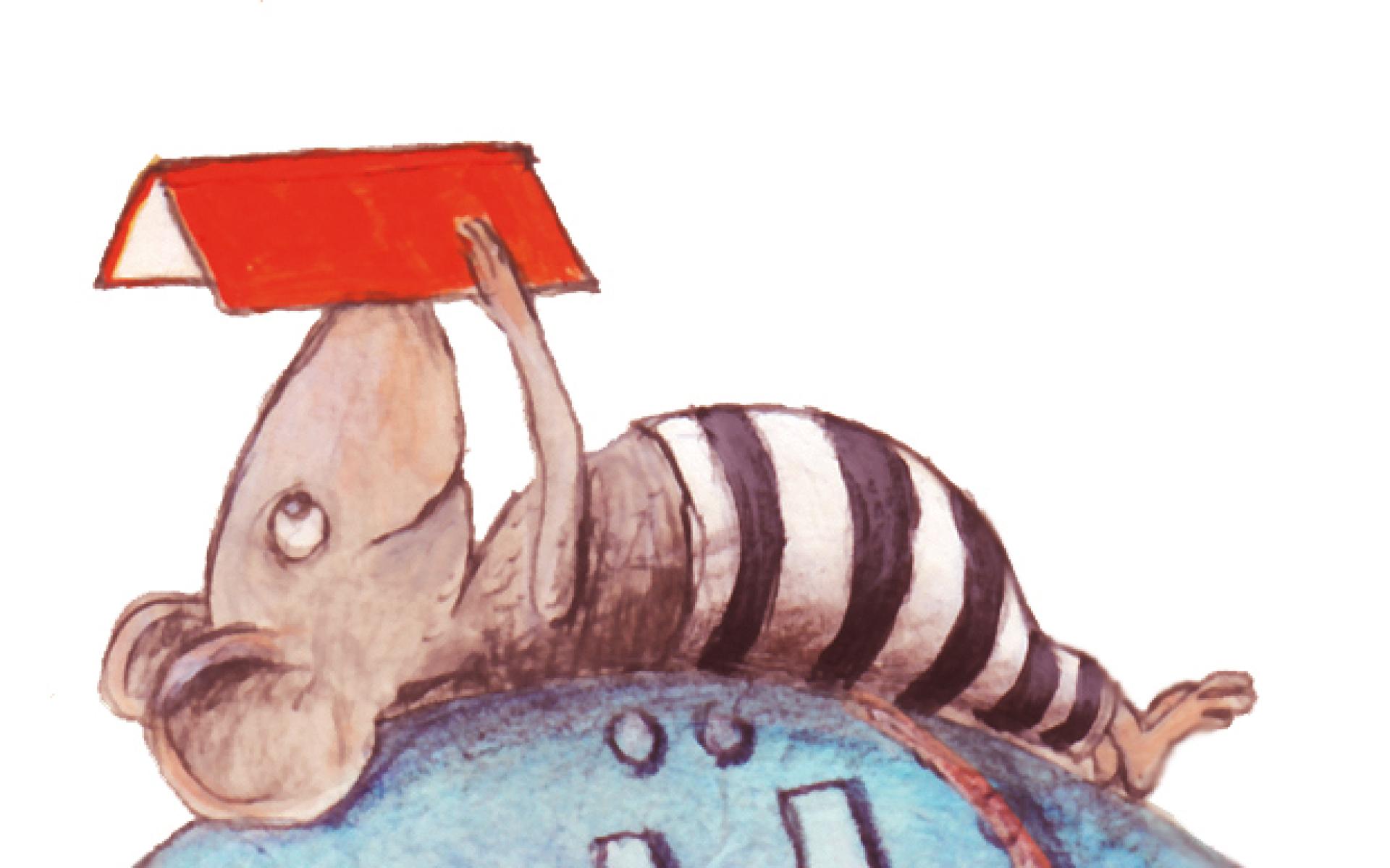 Auf Kugel liegende und Buch lesende Maus