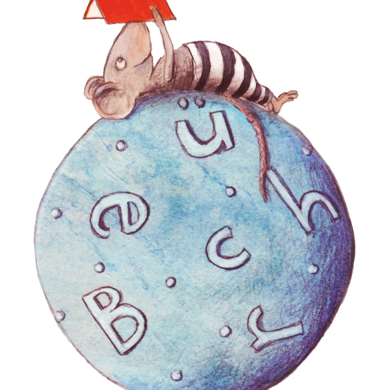 Auf Kugel liegende und Buch lesende Maus